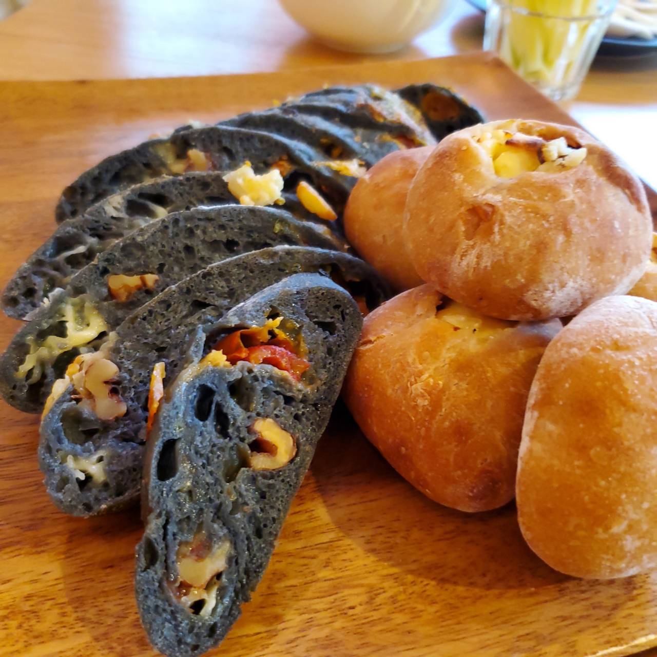 石窯で焼かれるパン