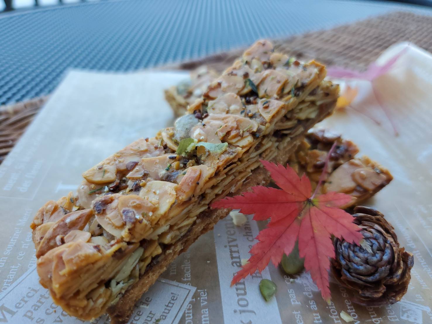 アーモンドをのせた焼き菓子